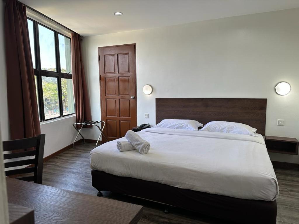 Langkawi Baron Hotel Kuah Esterno foto